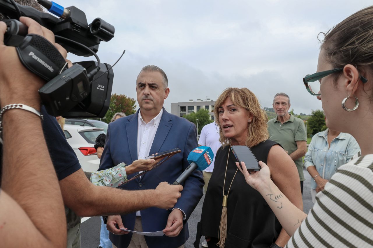 La alcaldesa y el consejero atiende a los medios de comunicación