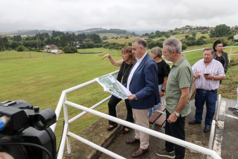 La alcaldesa y el consejero revisan los planos del parque infantil que se instarán en Prado Infante