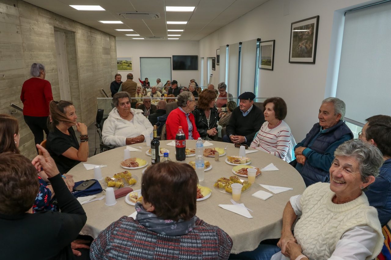 La alcaldesa conversa con un grupo de mayores del municipio en una actividad en el Centro Social Soledad Bustamante