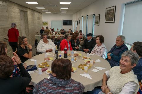 La alcaldesa conversa con un grupo de mayores del municipio en una actividad en el Centro Social Soledad Bustamante