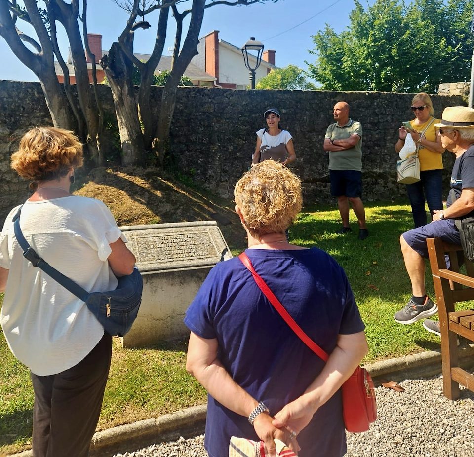 Participantes en los paseos culturales guiados por los lugares de Polanco vinculados a la vida y la obra de José María de Pereda