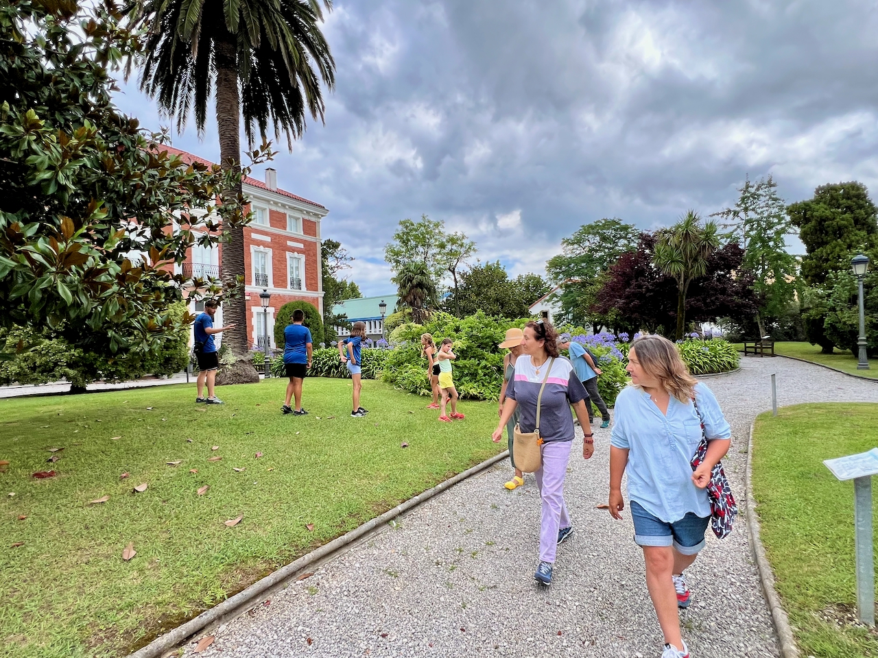 Participantes en los paseos culturales guiados por los lugares de Polanco vinculados a la vida y la obra de José María de Pereda