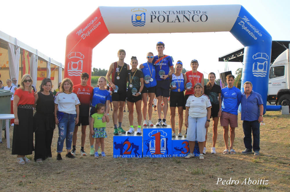 Los ganadores con las autoridades