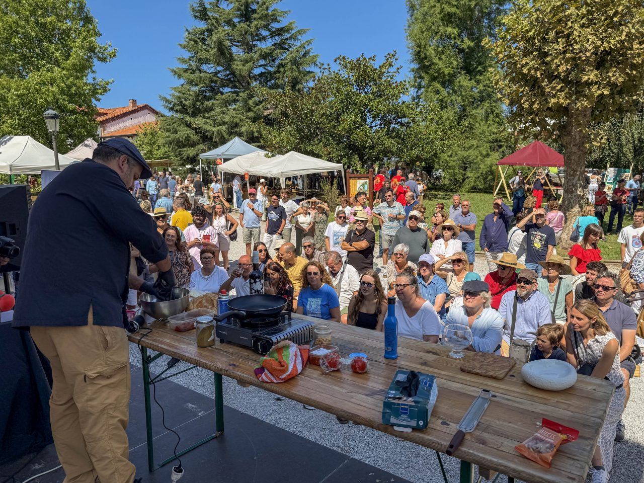 El chef Antonio Vicente cocina tres pinchos con tomate ante el público