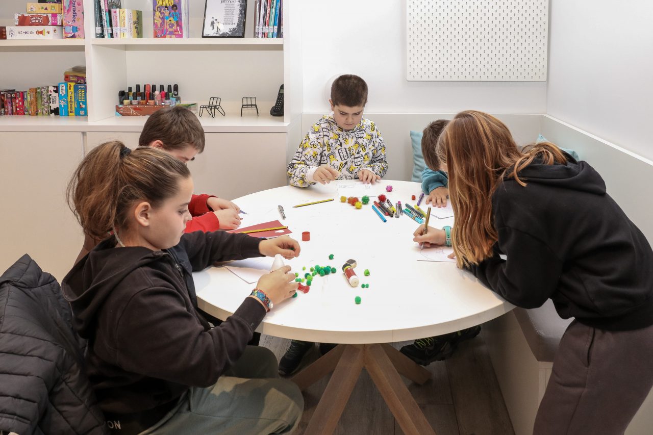 Niños participando en actividades educativas y de ocio