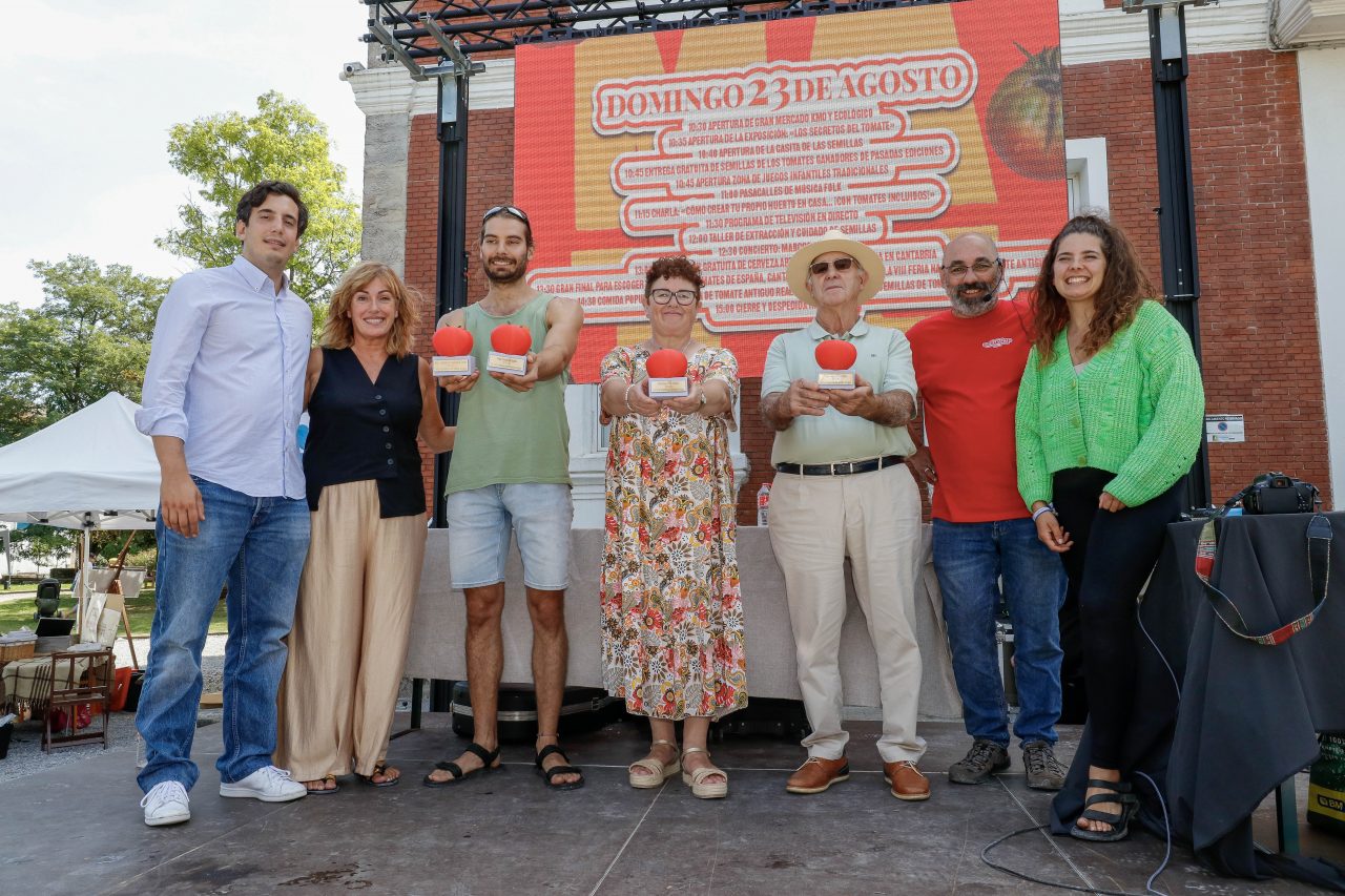 Ganadores de la Feria Nacional del Tomate Antiguo de Polanco junto al jurado