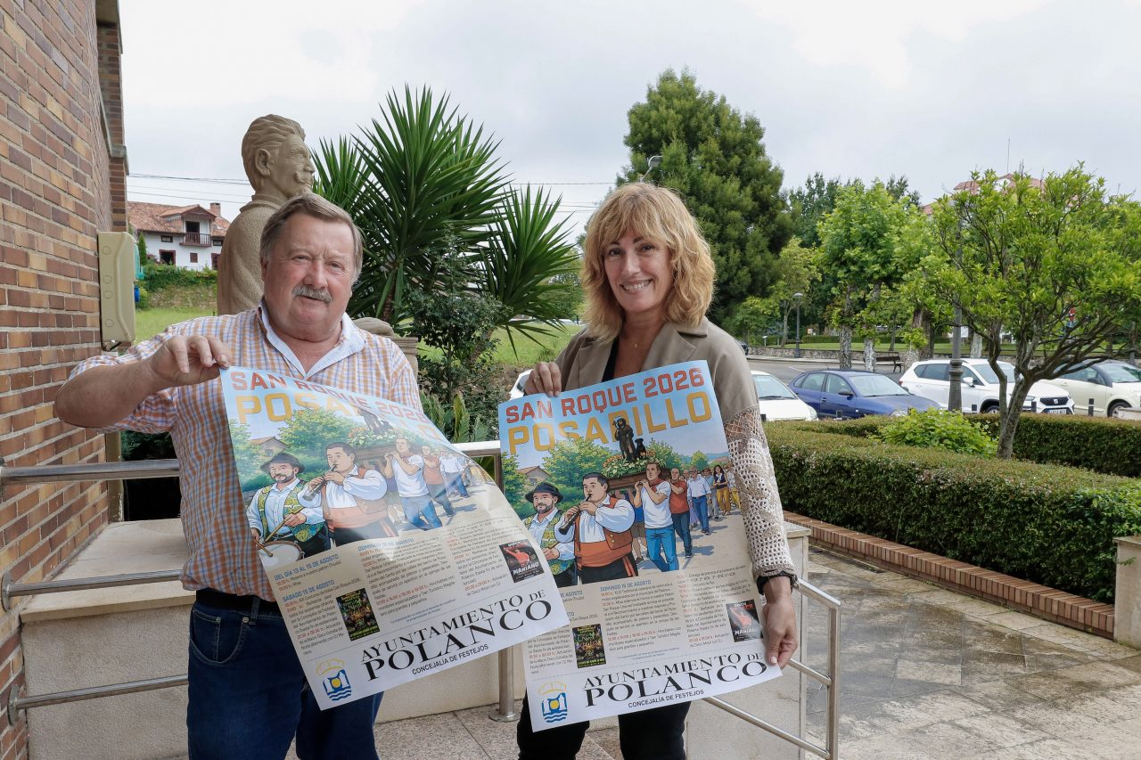 La alcaldesa de Polanco, Rosa Díaz, y el concejal de Festejos, Fernando Sañudo, con el cartel anunciador de San Roque en Posadillo