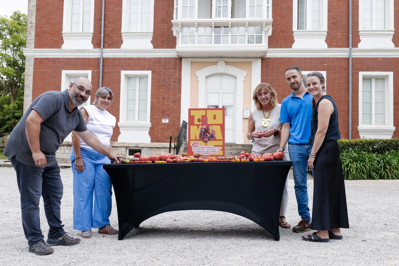 La alcaldesa de Polanco y los organizadores en la presentación de la VIII Feria Nacional del Tomate Antiguo