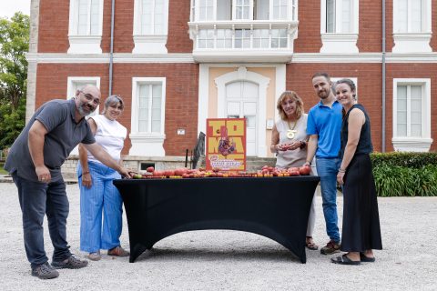 La alcaldesa de Polanco y los organizadores en la presentación de la VIII Feria Nacional del Tomate Antiguo