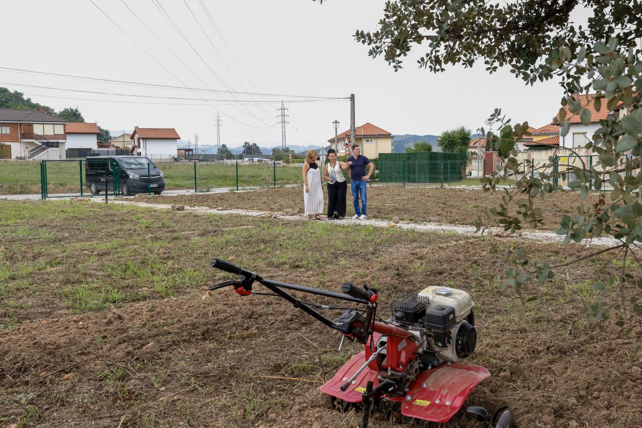 La alcaldesa, Rosa Díaz, y los concejales de Medio Ambiente, Isabel Herrera Landeras, y de Empleo, David Esteban, vistan los trabajos de acondicionamiento de los huertos urbanos