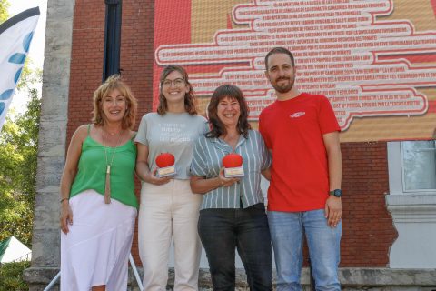 Yayo Herrero y Sarah Hart (La Lleldiría) junto a la alcaldesa entregando los títulos de Tomateros Mayores de Cantabria 2026