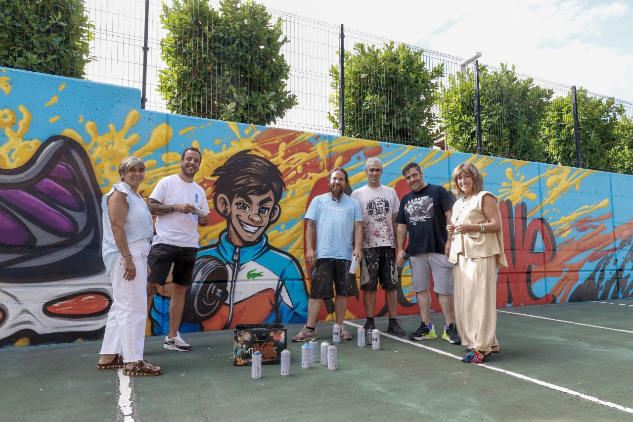 La alcaldesa, Rosa Díaz, y la concejal de Juventud, Alicia Martínez, junto a los artistas de Actus Reus y Tricio autores el mural