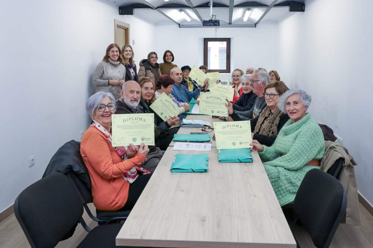La alcaldesa de Polanco, Rosa Díaz, y la concejal de Cultura, Alicia Martínez Bustillo, con alumnos de los talleres culturales de Polanco