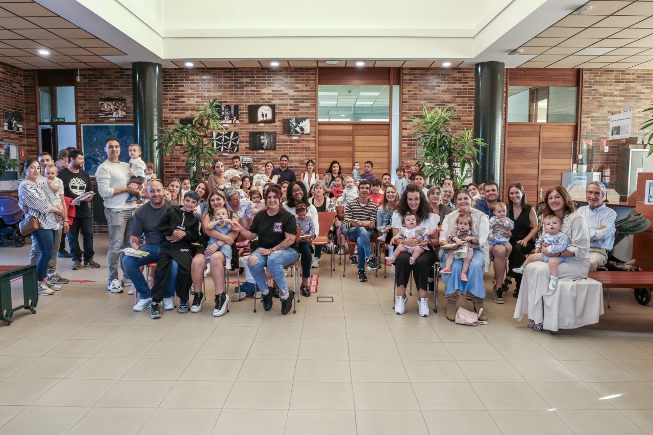 La alcaldesa de Polanco junto a las familias que el pasado año recibieron el cheque bebé
