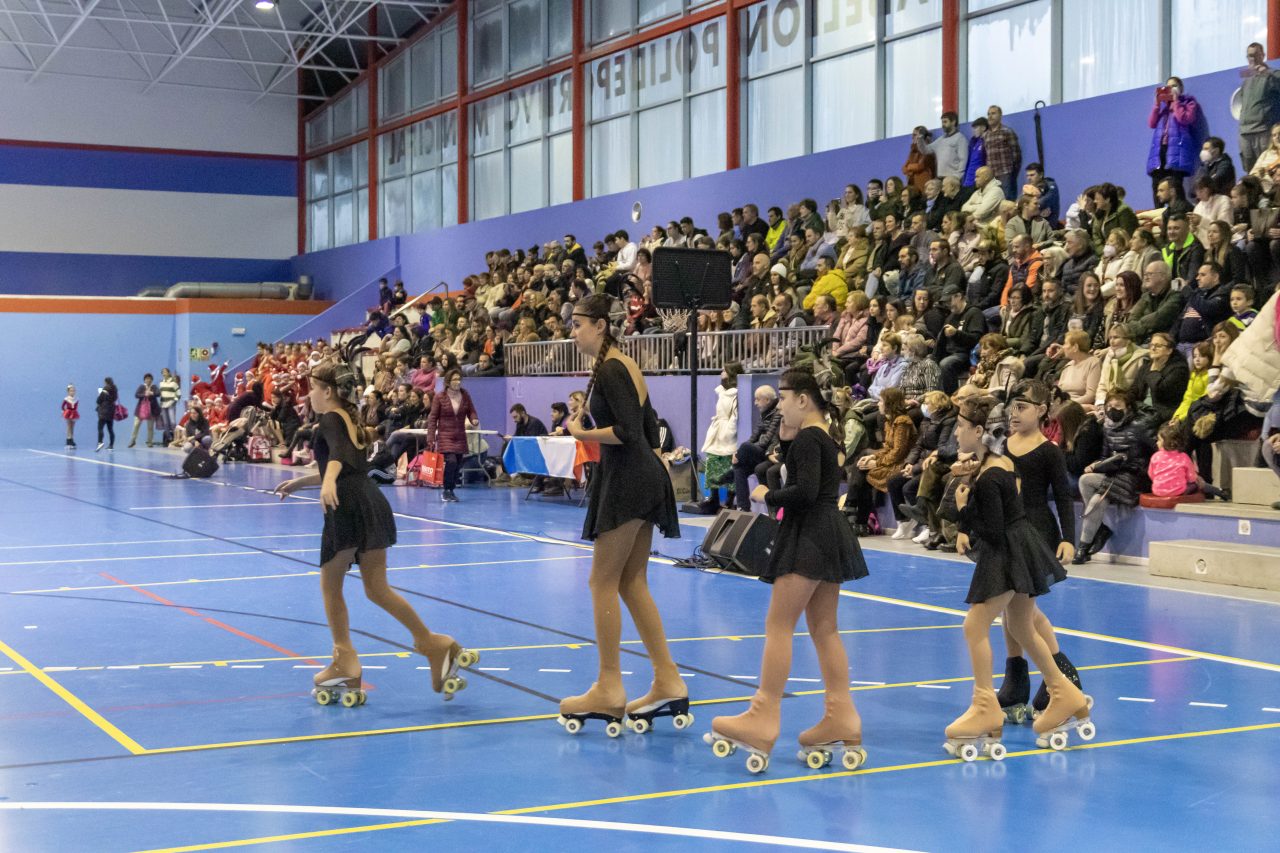 Alumnos de la escuela deportiva municipal de patinaje durante una exhibición