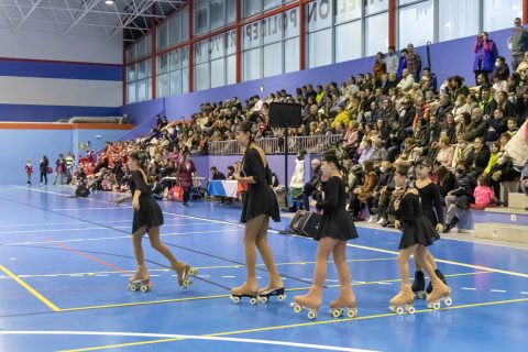 Alumnos de la escuela deportiva municipal de patinaje durante una exhibición
