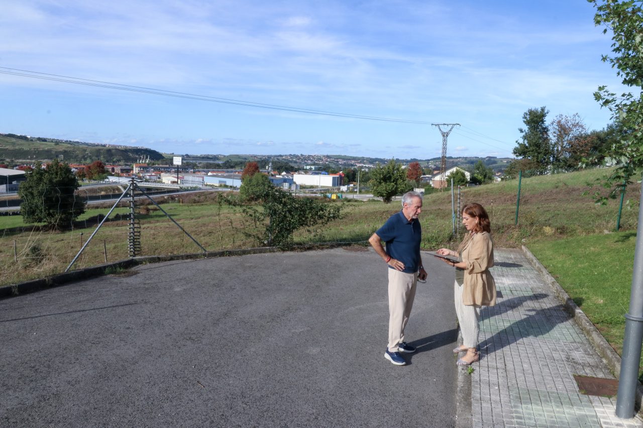 La alcaldesa, Rosa Díaz, y el concejal de Obras, Avelino Rodríguez, repasan los planos del nuevo vial