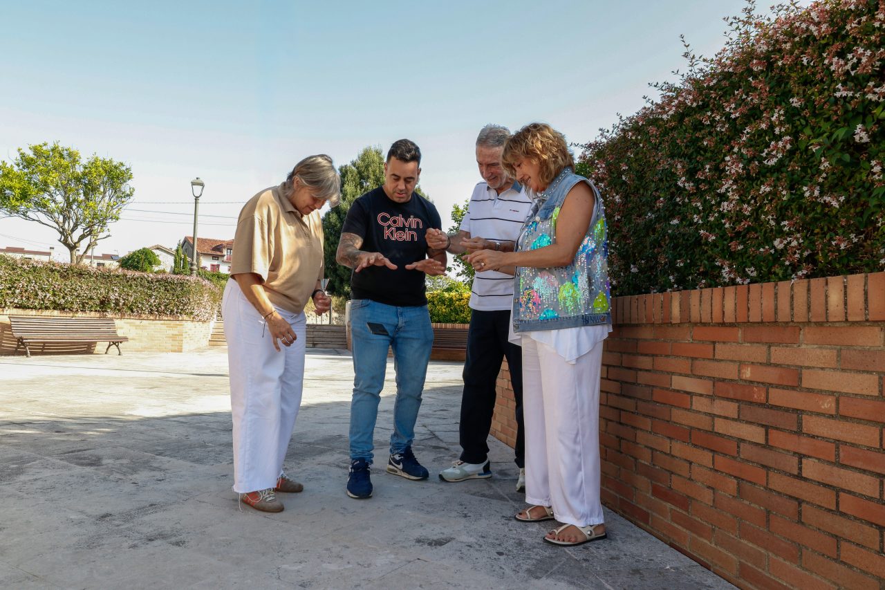 Raúl Alegría ejecuta el truco de elevar con su mente un teléfono móvil con ayuda de la alcaldesa y concejales