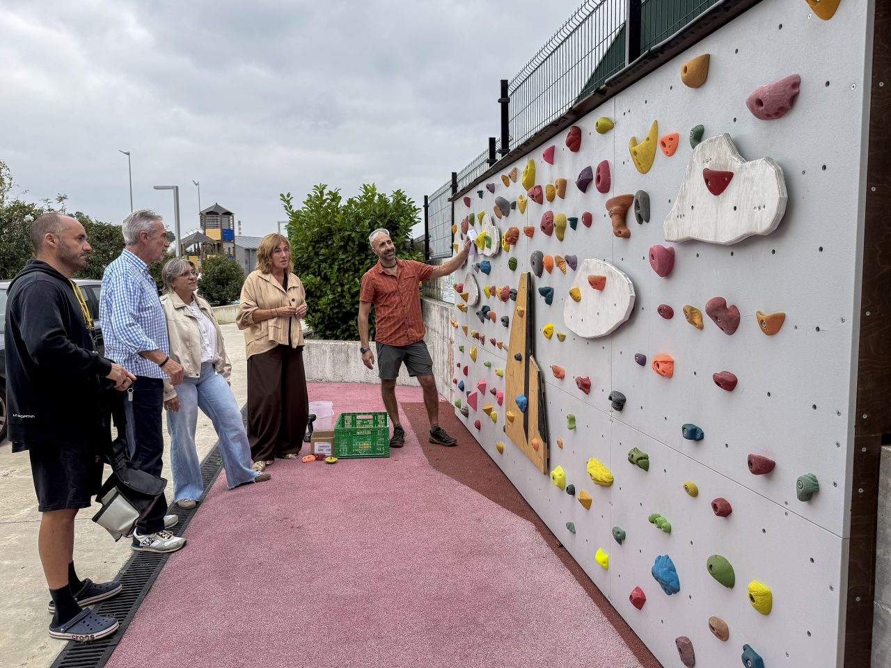 La alcaldesa de Polanco, Rosa Díaz, y el concejal de Deportes, Avelino Rodriguez Muriedas, comprueban los trabajos de renovación en el recódromo de Requejada