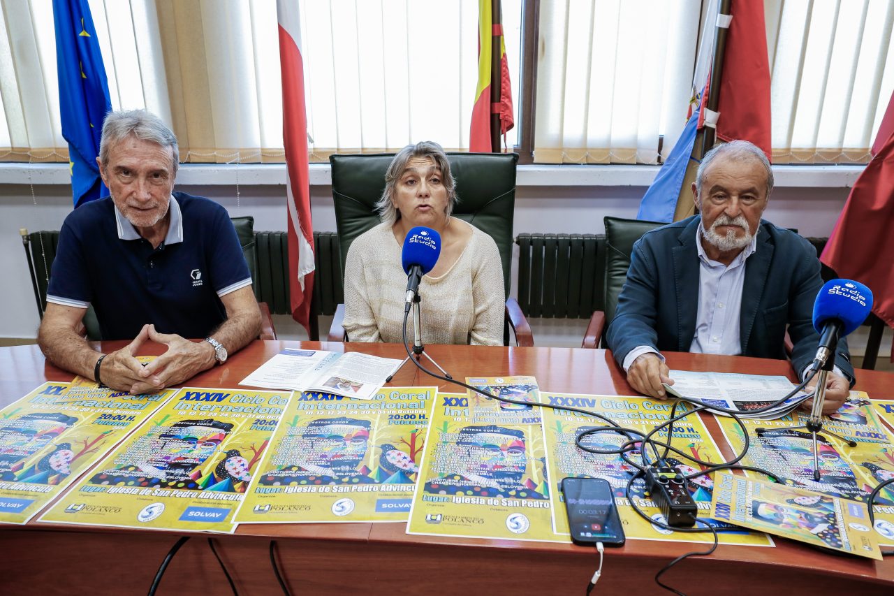 El primer teniente de alcalde, Avelino Rodríguez Muriedas; la concejala de Cultura, Alicia Martínez Bustillo; y el responsable de la organización, Hilario Oruña, durante la presentación del XXXIV Ciclo Coral Internacional de Polanco