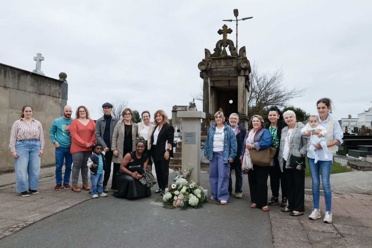 La alcaldesa de Polanco junto a integrantes de la asociación El Hueco de mi Vientre en la inauguración de la escultura