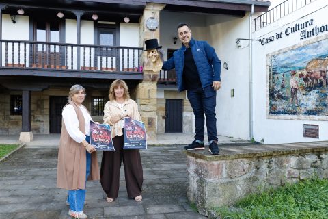 La alcaldesa, Roa Díaz, y la concejal de Cultura, Alicia Martínez Bustillo, junto al mago Raúl Alegría, coordinador del espectáculo de Halloween
