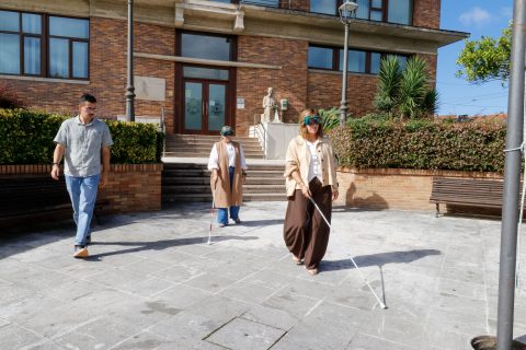 La alcaldesa y la concejal Alicia Martínez participando en la actividad del Bastón Blanco