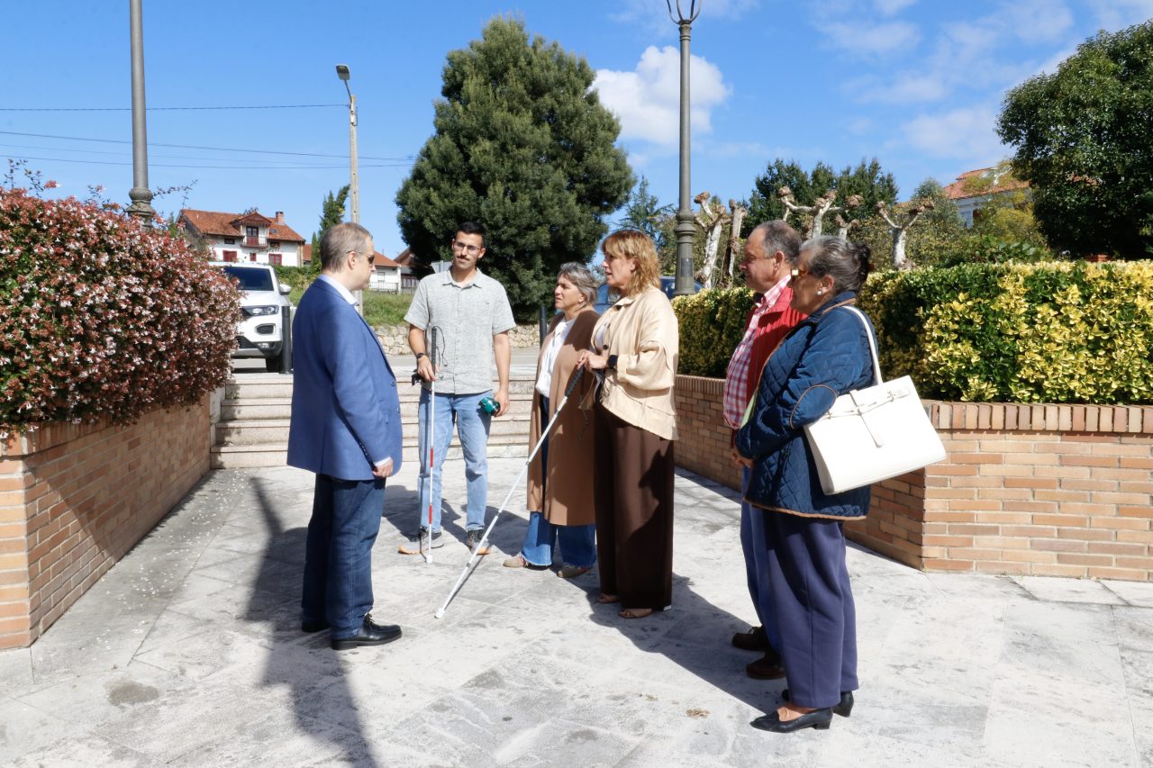 La alcaldesa y la concejal Alicia Martínez participando en la actividad del Bastón Blanco