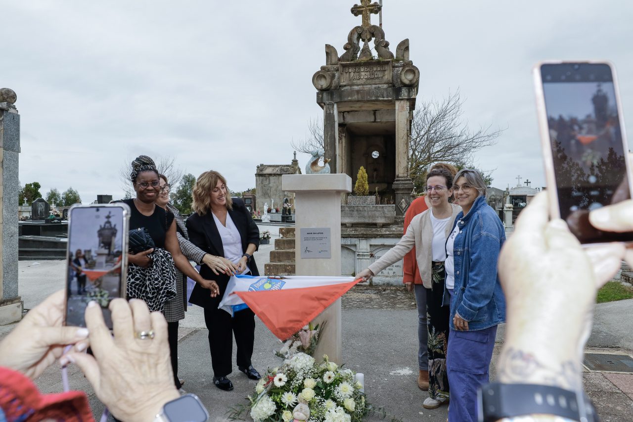 La alcaldesa de Polanco junto a integrantes de la asociación El Hueco de mi Vientre en la inauguración de la escultura