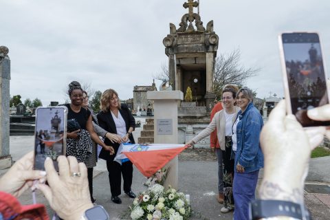 La alcaldesa de Polanco junto a integrantes de la asociación El Hueco de mi Vientre en la inauguración de la escultura