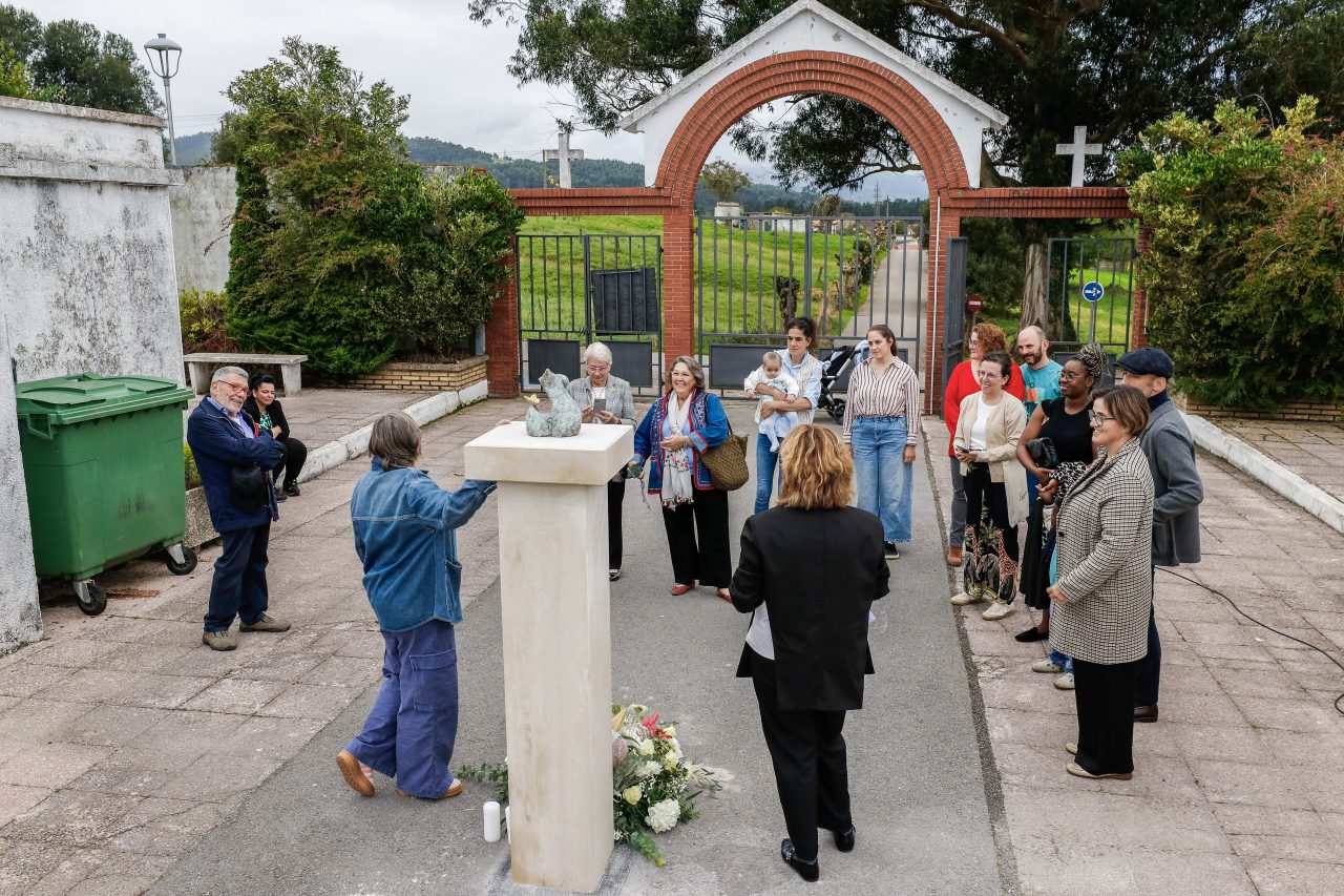 La alcaldesa de Polanco junto a integrantes de la asociación El Hueco de mi Vientre en la inauguración de la escultura