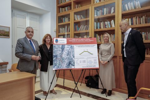 El consejero de Medio Ambiente, Roberto Media (centro), junto a las alcaldesas de Polanco, Rosas Díaz, y Santillana del Mar, Sara Izquierdo, y el regidor de Torrelavega, Javier López Estrada, en la presentación del proyecto para evitar inundaciones en los tres municipios y en la empresa Solvay por desbordamientos de los ríos Saja-Besa y Cabo.