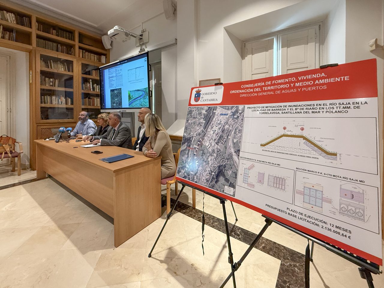 El consejero de Medio Ambiente, Roberto Media (centro), junto a las alcaldesas de Polanco, Rosas Díaz, y Santillana del Mar, Sara Izquierdo, y el regidor de Torrelavega, Javier López Estrada, en la presentación del proyecto para evitar inundaciones en los tres municipios y en la empresa Solvay por desbordamientos de los ríos Saja-Besa y Cabo.