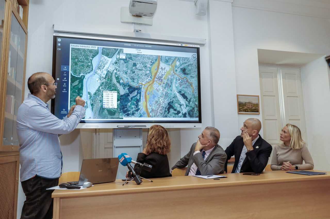 El consejero de Medio Ambiente, Roberto Media (centro), junto a las alcaldesas de Polanco, Rosas Díaz, y Santillana del Mar, Sara Izquierdo, y el regidor de Torrelavega, Javier López Estrada, en la presentación del proyecto para evitar inundaciones en los tres municipios y en la empresa Solvay por desbordamientos de los ríos Saja-Besa y Cabo.