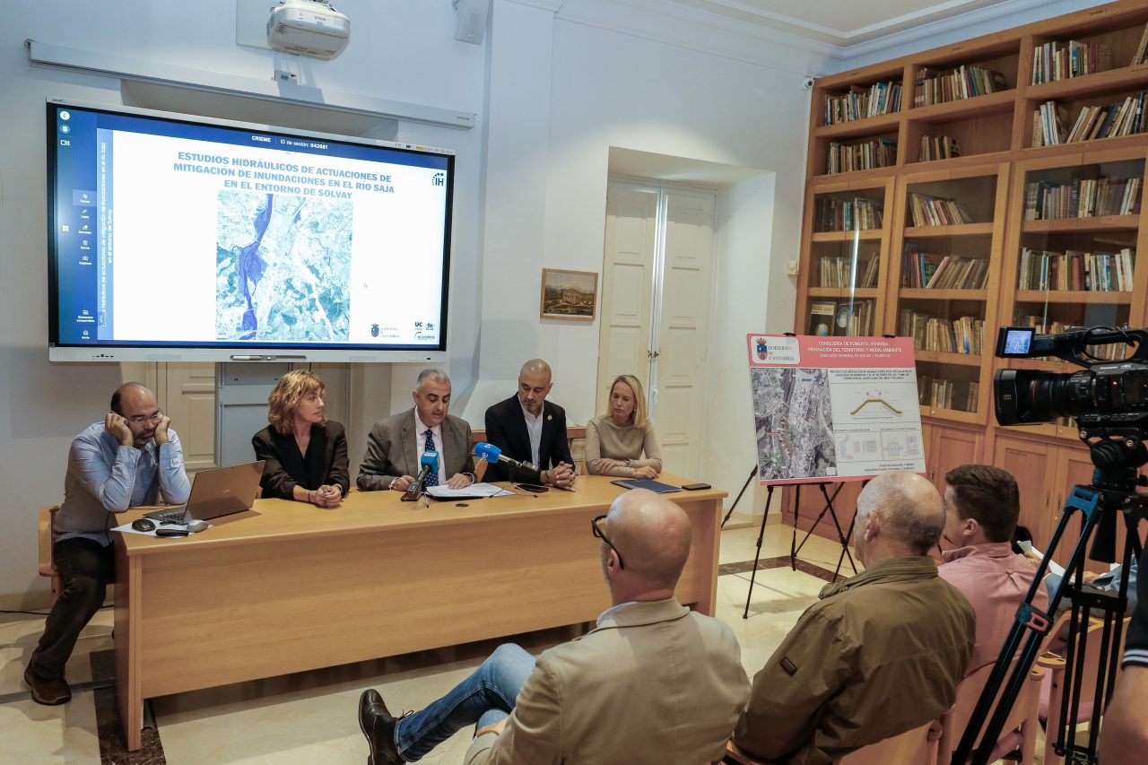 El consejero de Medio Ambiente, Roberto Media (centro), junto a las alcaldesas de Polanco, Rosas Díaz, y Santillana del Mar, Sara Izquierdo, y el regidor de Torrelavega, Javier López Estrada, en la presentación del proyecto para evitar inundaciones en los tres municipios y en la empresa Solvay por desbordamientos de los ríos Saja-Besa y Cabo.