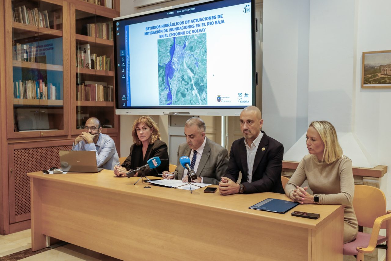 El consejero de Medio Ambiente, Roberto Media (centro), junto a las alcaldesas de Polanco, Rosas Díaz, y Santillana del Mar, Sara Izquierdo, y el regidor de Torrelavega, Javier López Estrada, en la presentación del proyecto para evitar inundaciones en los tres municipios y en la empresa Solvay por desbordamientos de los ríos Saja-Besa y Cabo.