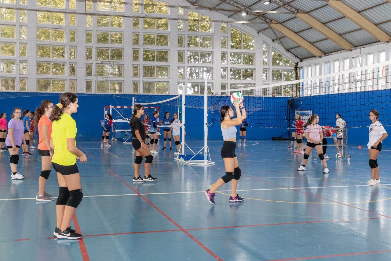 Jóvenes deportistas de Polanco practicando atletismo y voleibol en el municipio